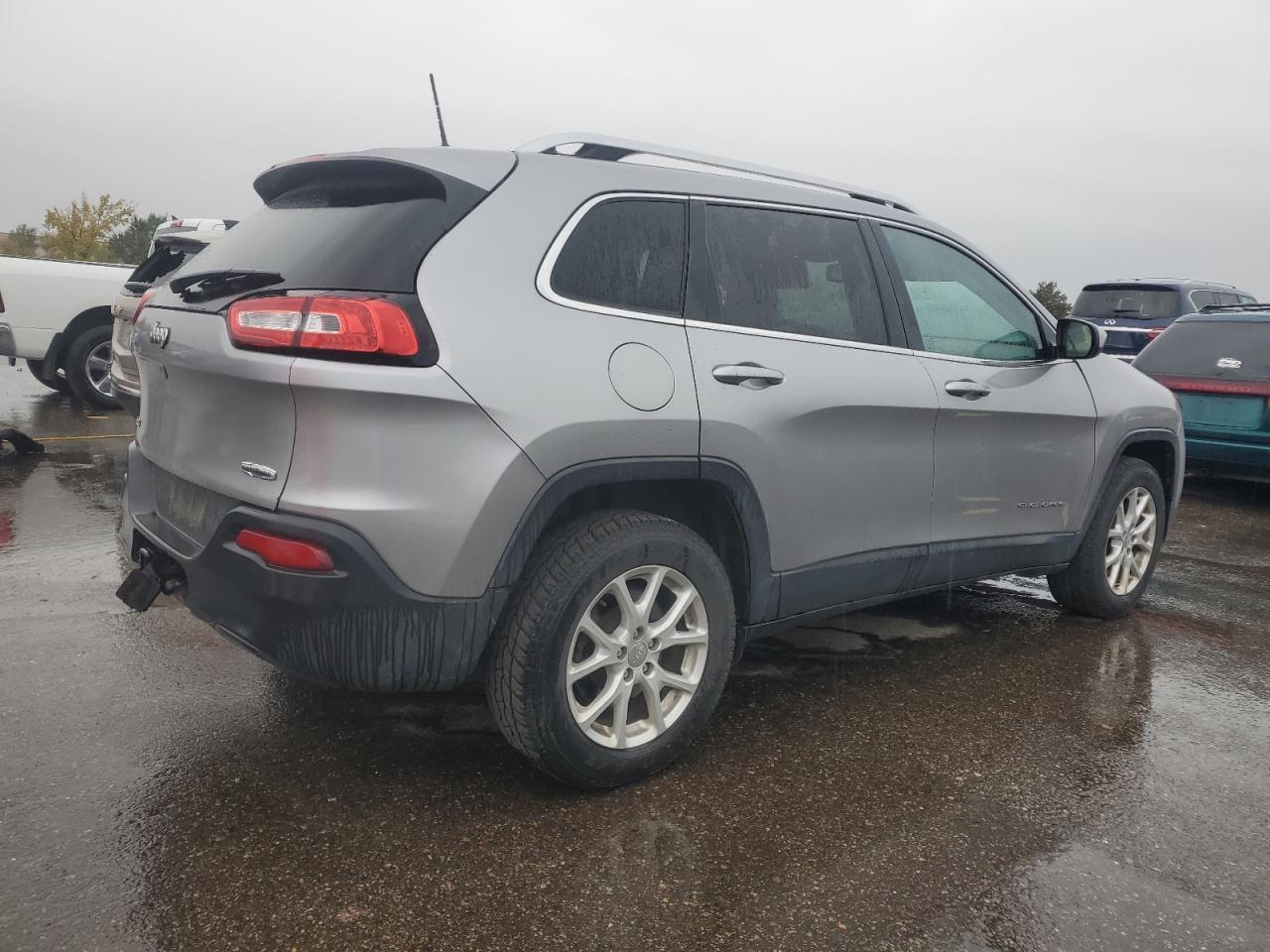 2016 Jeep Cherokee Latitude - Image 3
