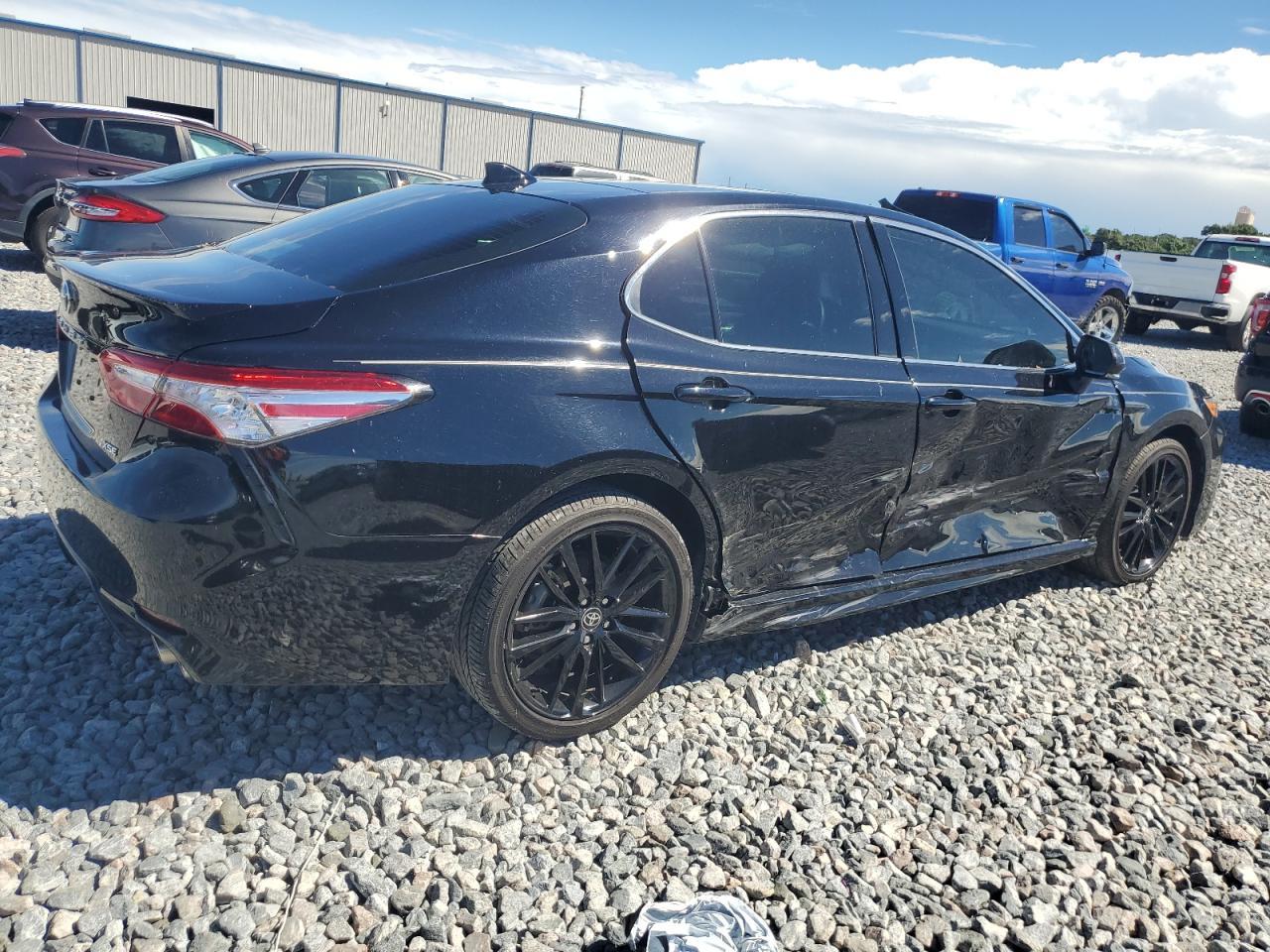2020 Toyota Camry Xse - Фото 3
