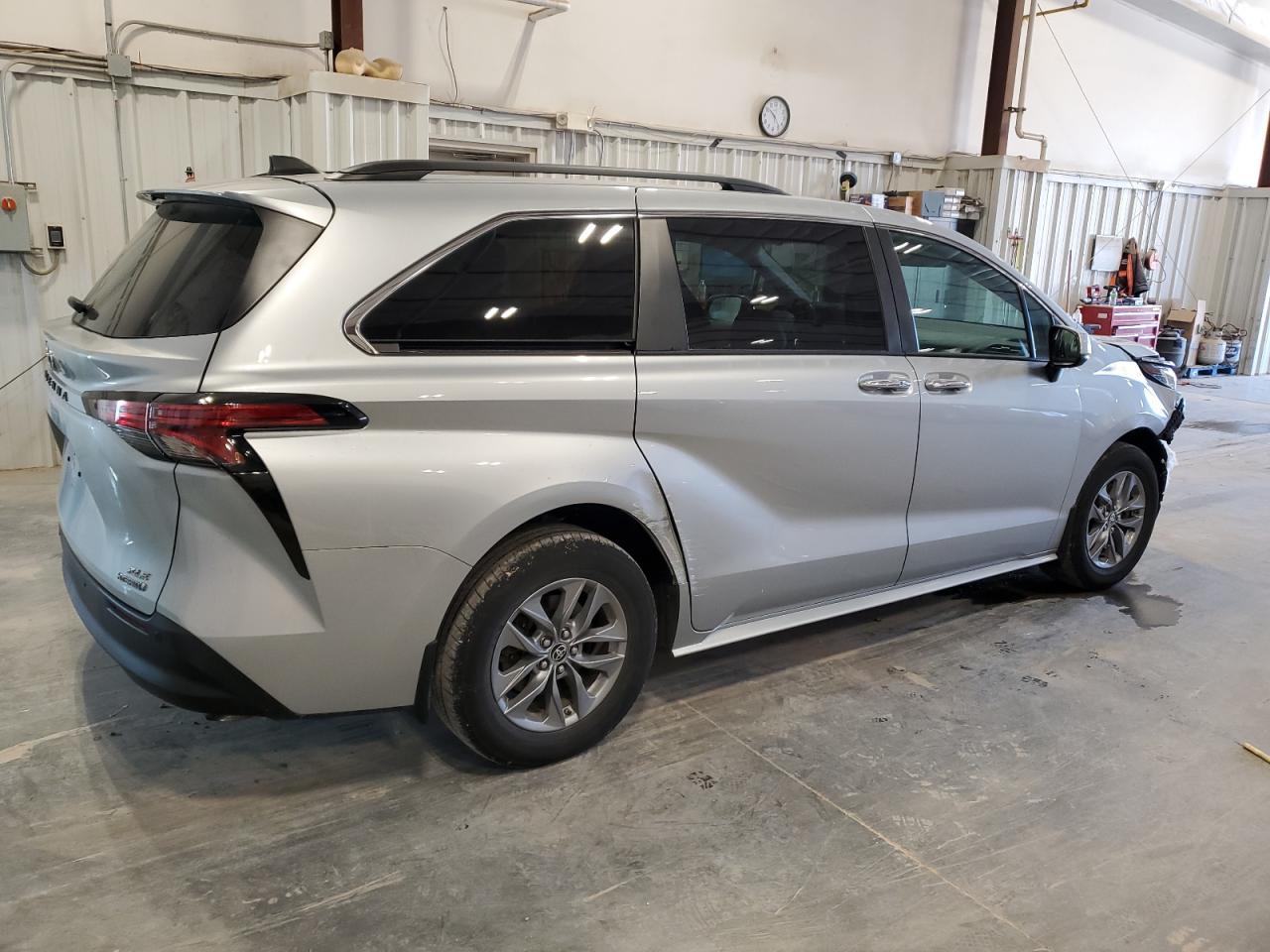 2022 Toyota Sienna Xle - Фото 3