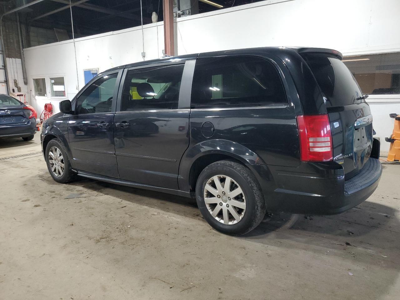 2009 Chrysler Town & Country Lx - Фото 2