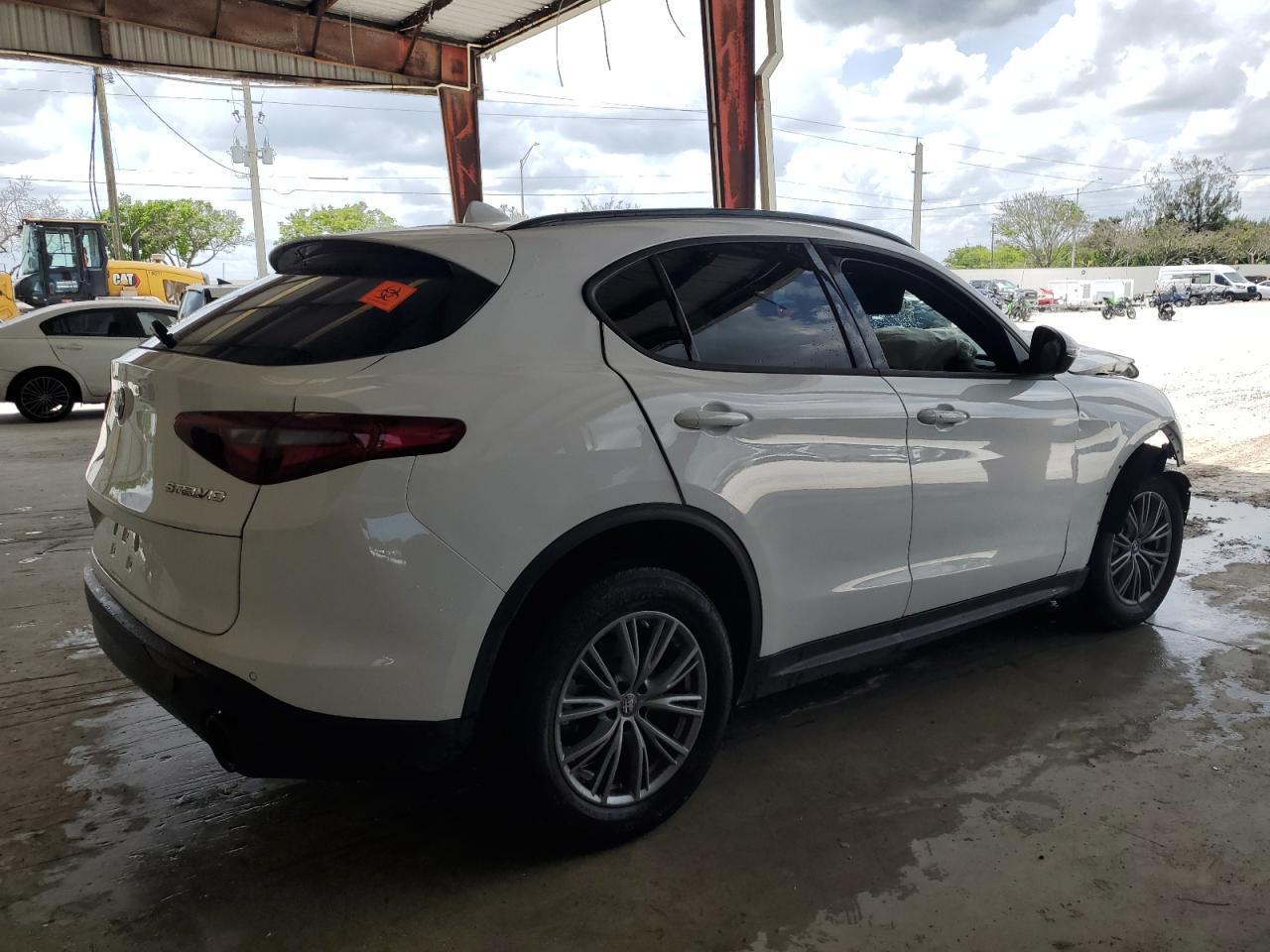 2022 Alfa Romeo Stelvio - Image 3