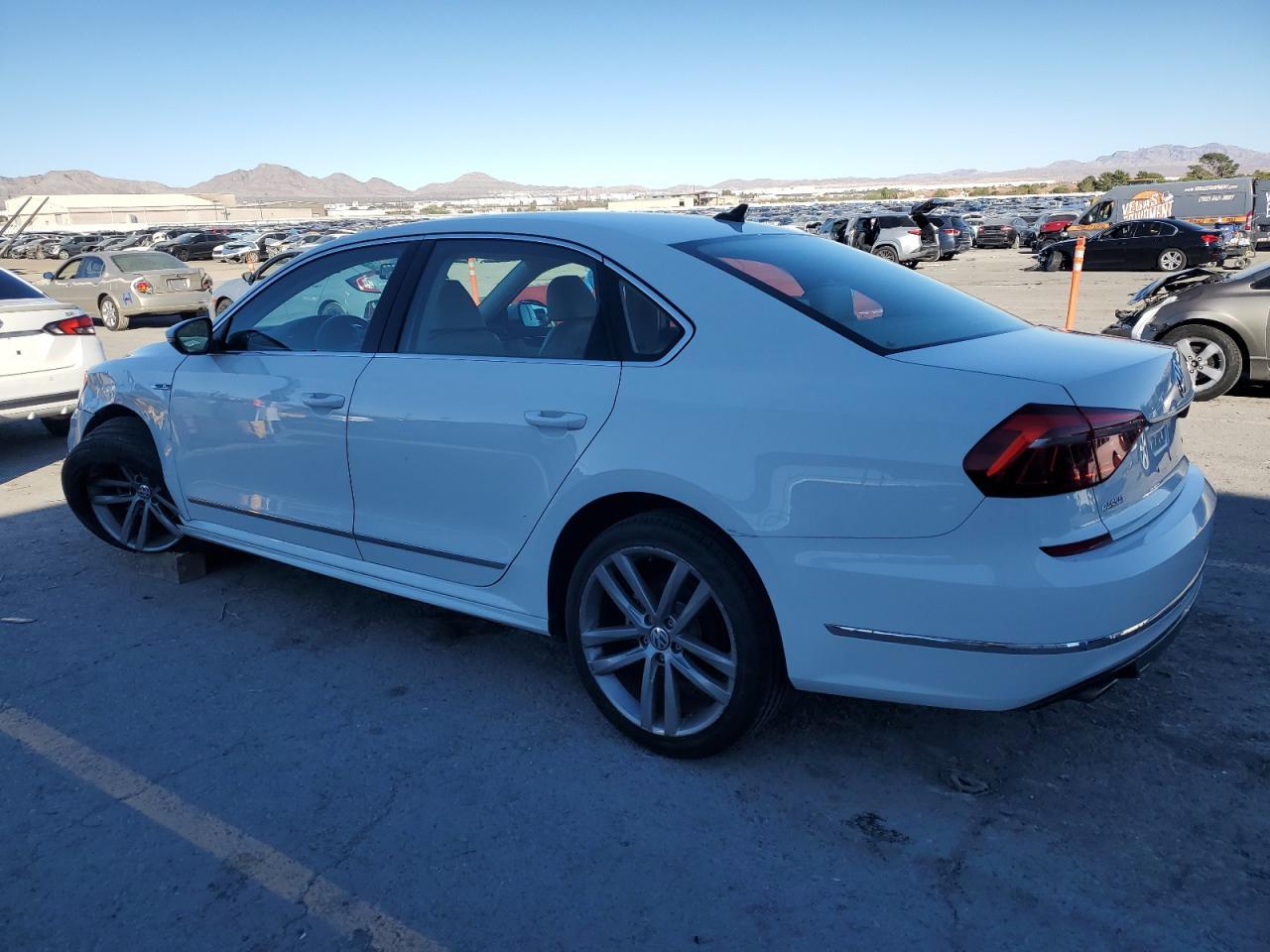 2017 Volkswagen Passat R-Line - Фото 2