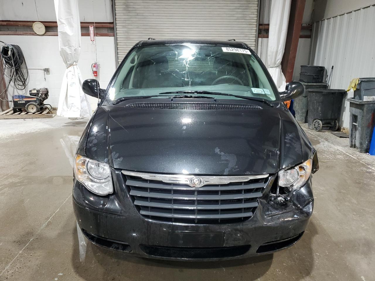 2007 Chrysler Town & Country Lx - Image 5