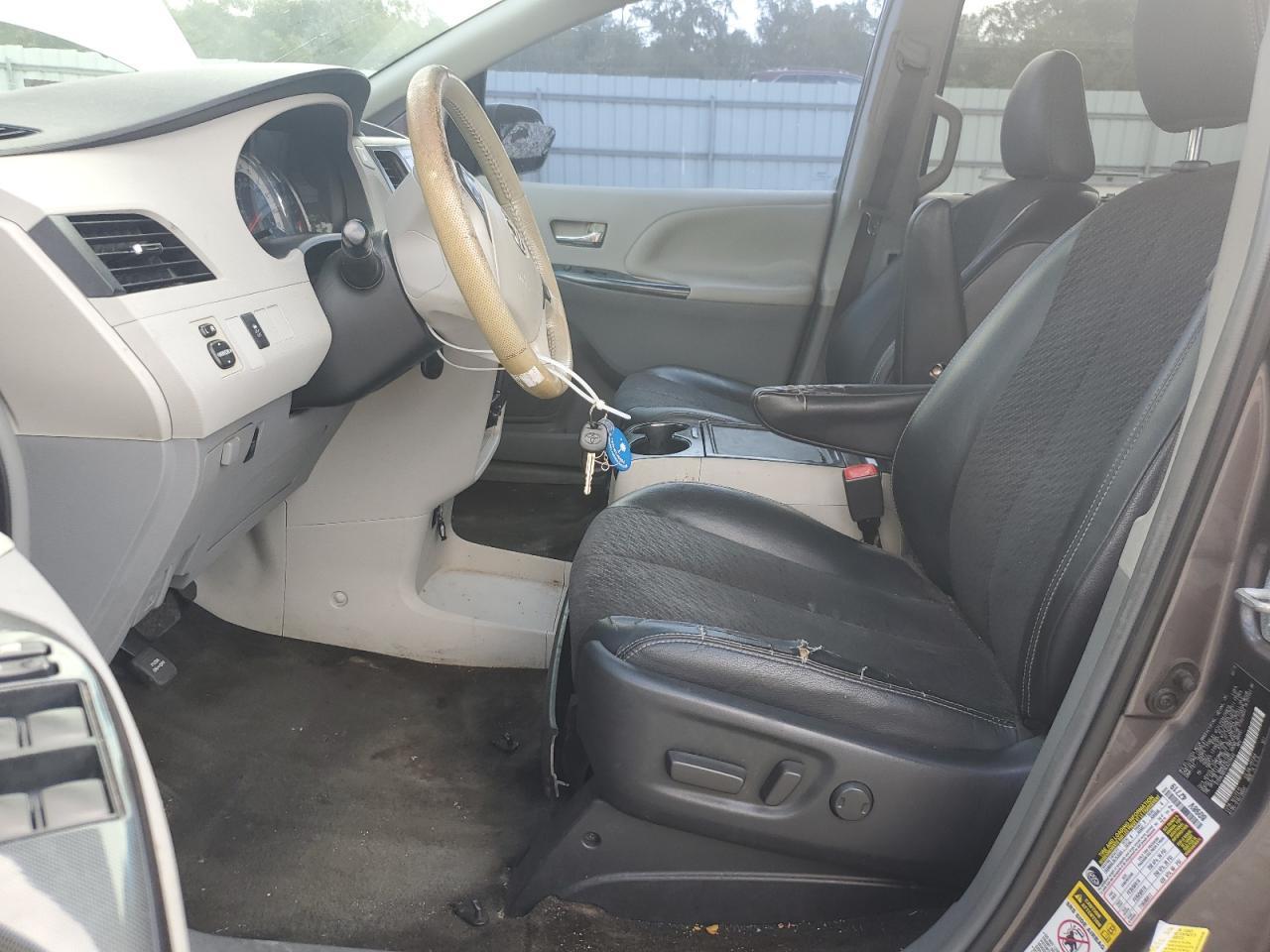 2012 Toyota Sienna Sport - Image 7