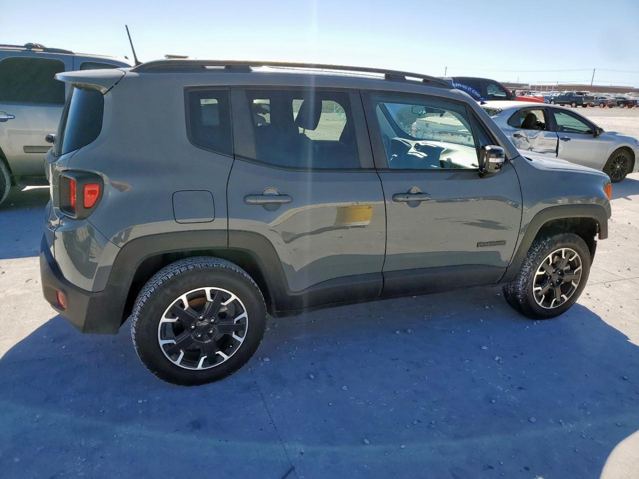 2023 Jeep Renegade Latitude - Фото 3