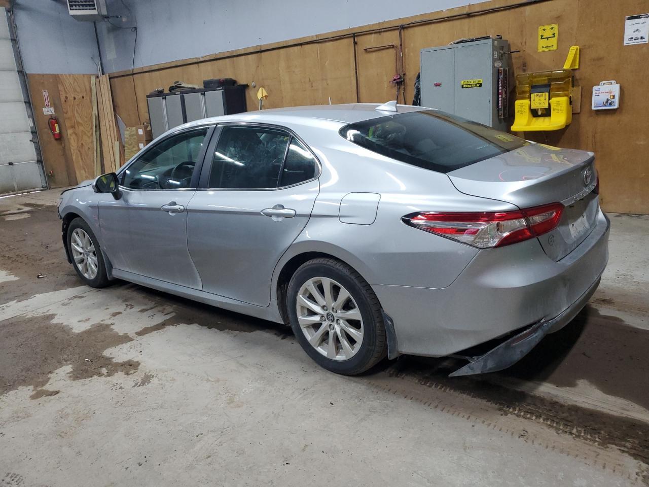 2020 Toyota Camry Le - Фото 2