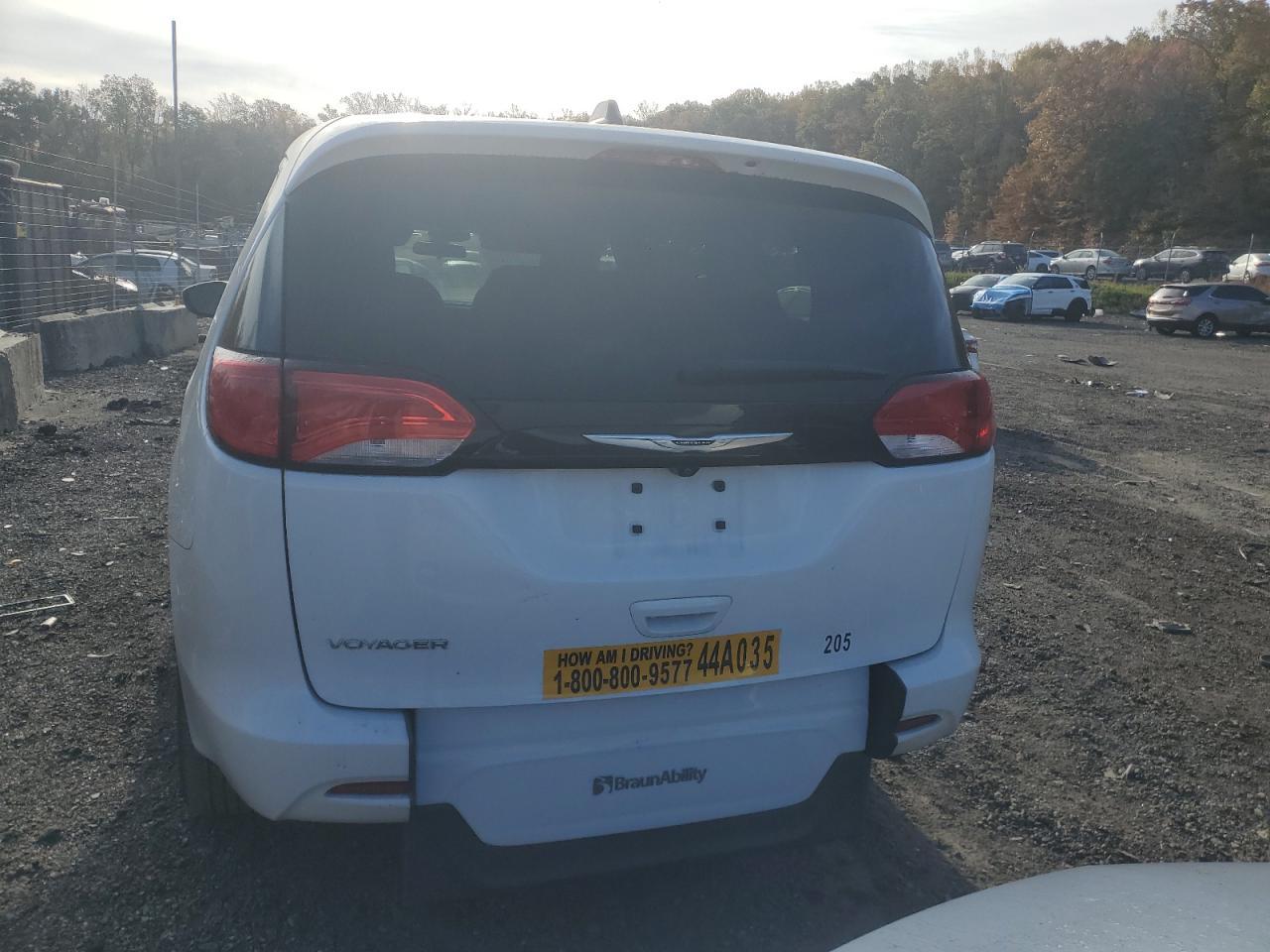 2022 Chrysler Voyager Lx - Фото 6