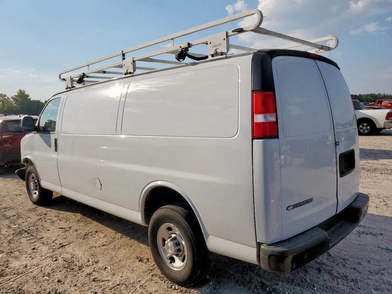 2023 Chevrolet Express G2500 - Фото 2