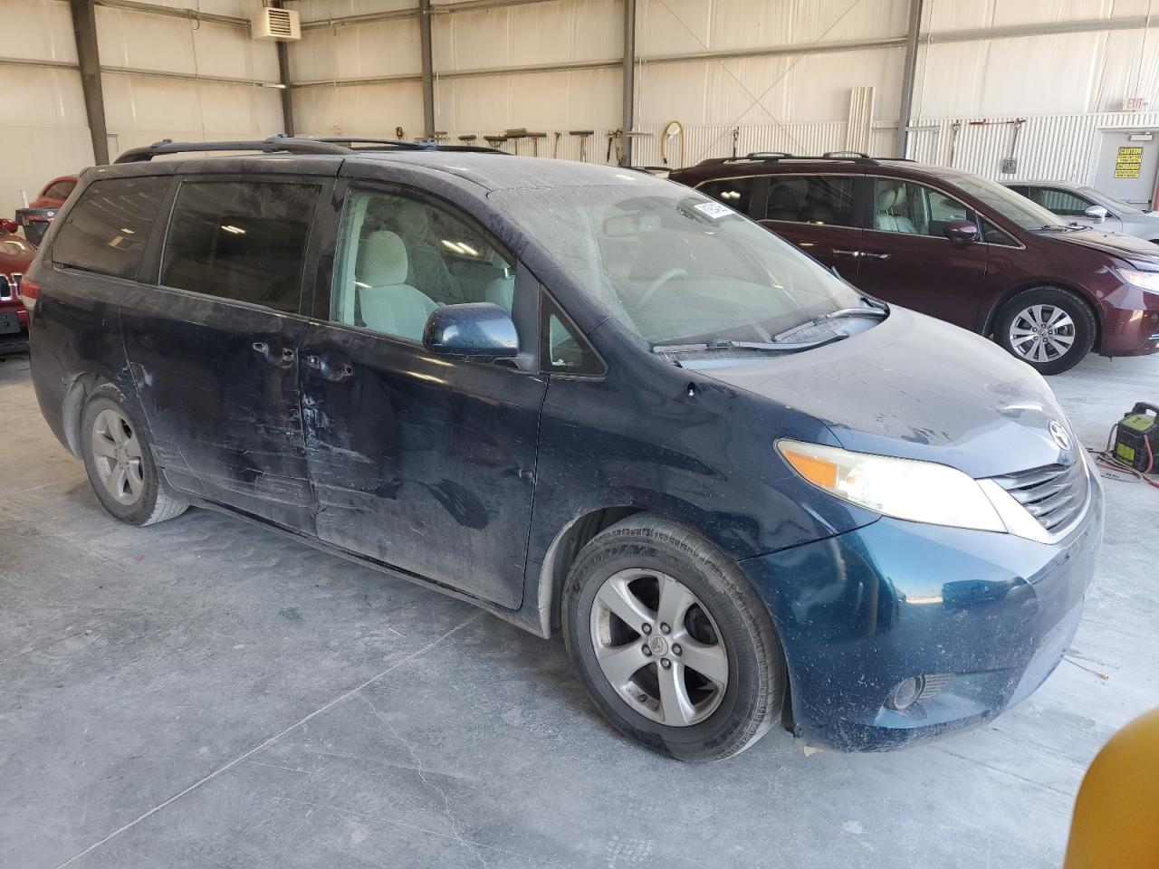 2011 Toyota Sienna Le - Image 4