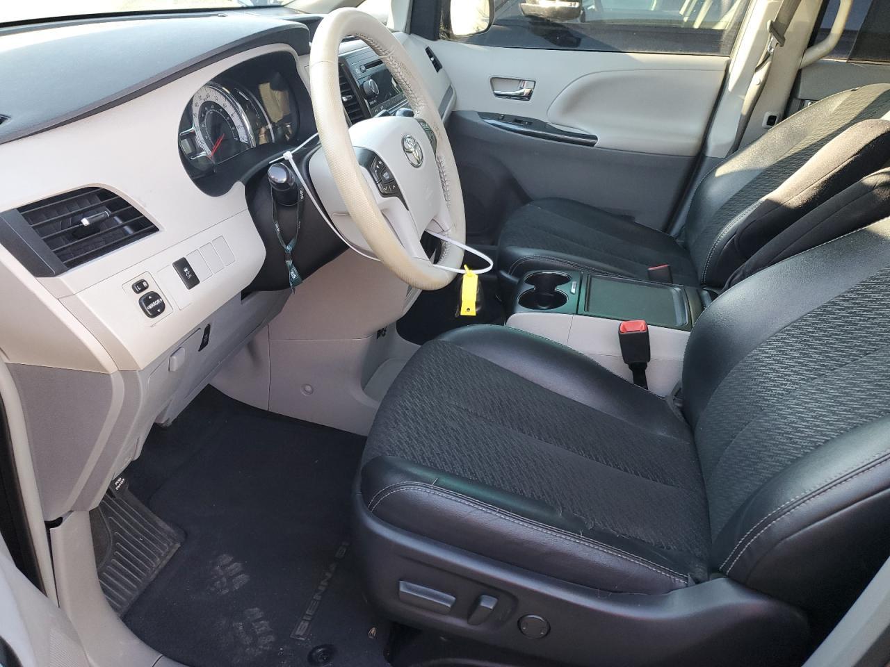 2014 Toyota Sienna Sport - Фото 7