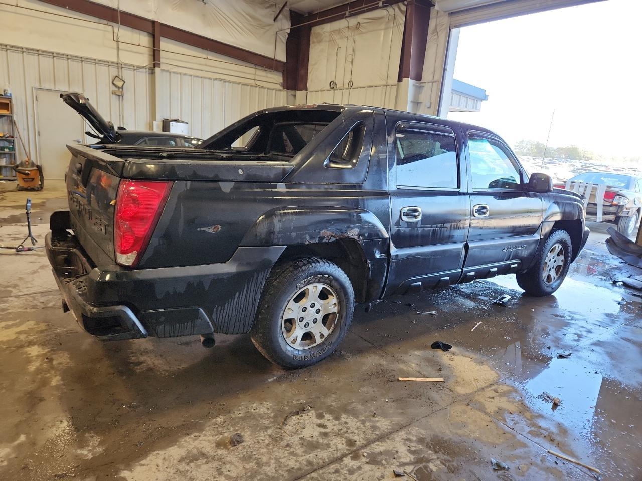 2002 Chevrolet Avalanche K1500 - Image 3