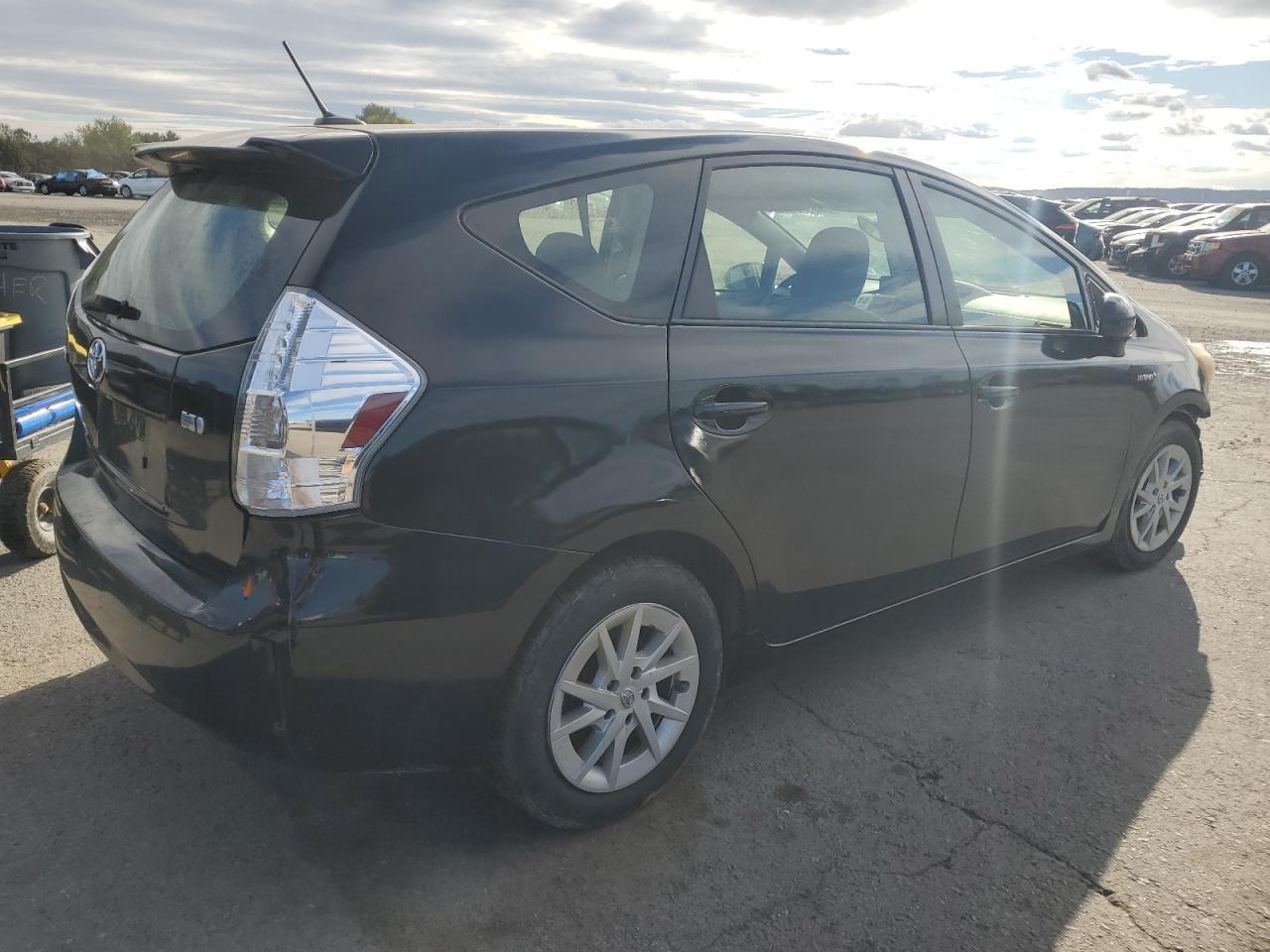 2014 Toyota Prius V - Image 3