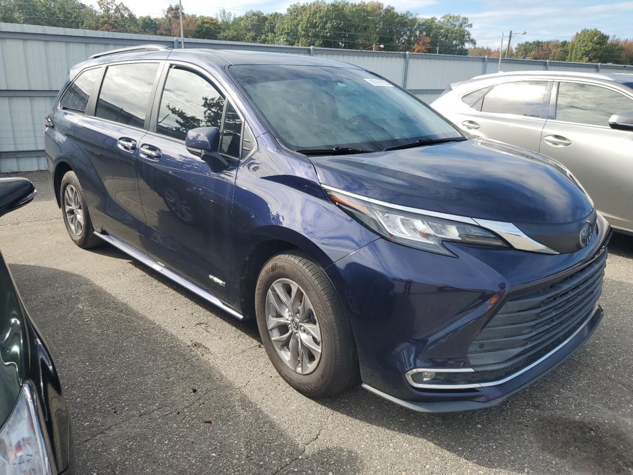 2021 Toyota Sienna Xle - Фото 4