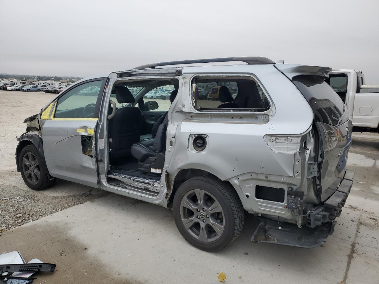 2019 Toyota Sienna Se - Image 2