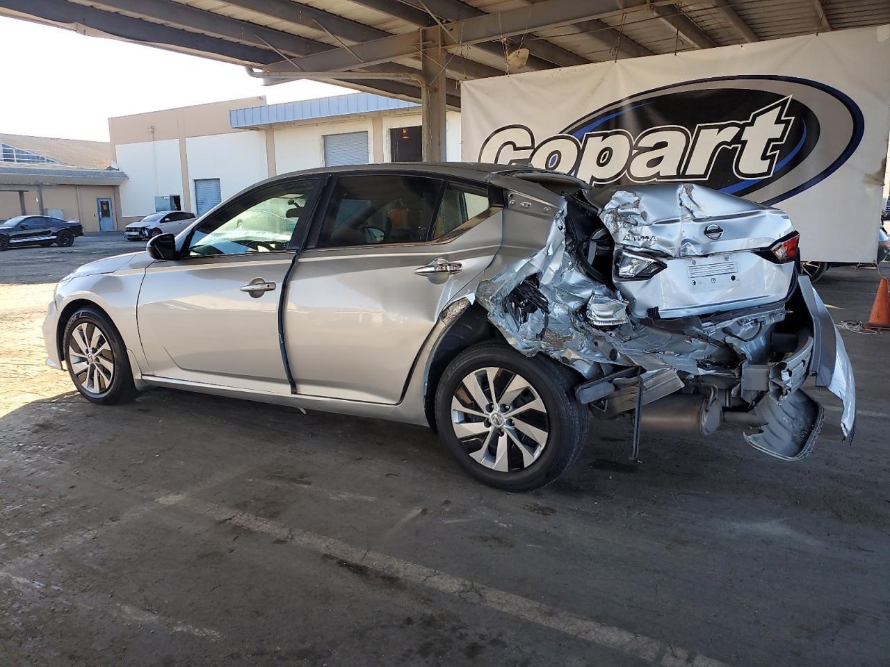 2020 Nissan Altima S - Фото 2