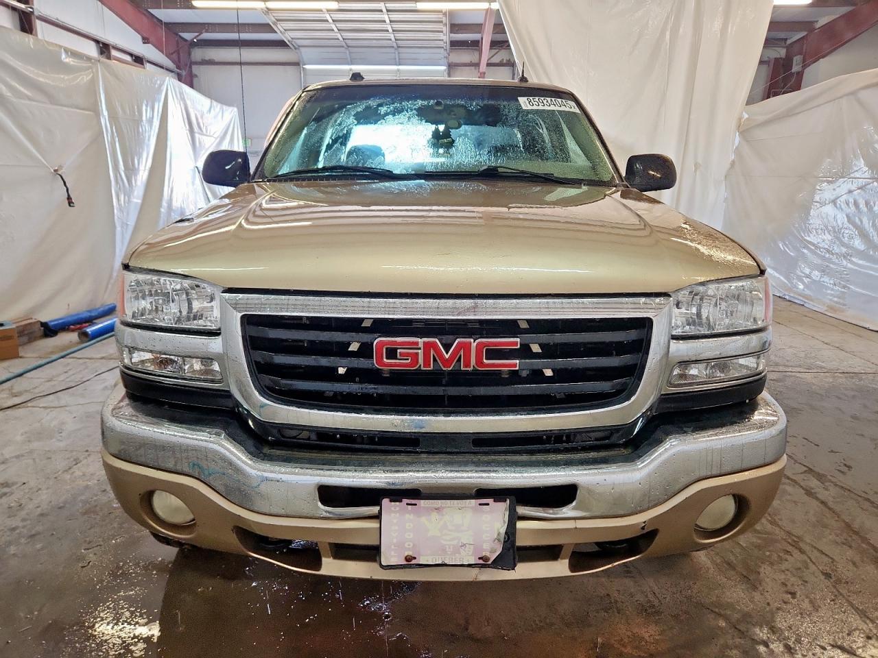2004 GMC Sierra K2500 Heavy Duty - Image 5