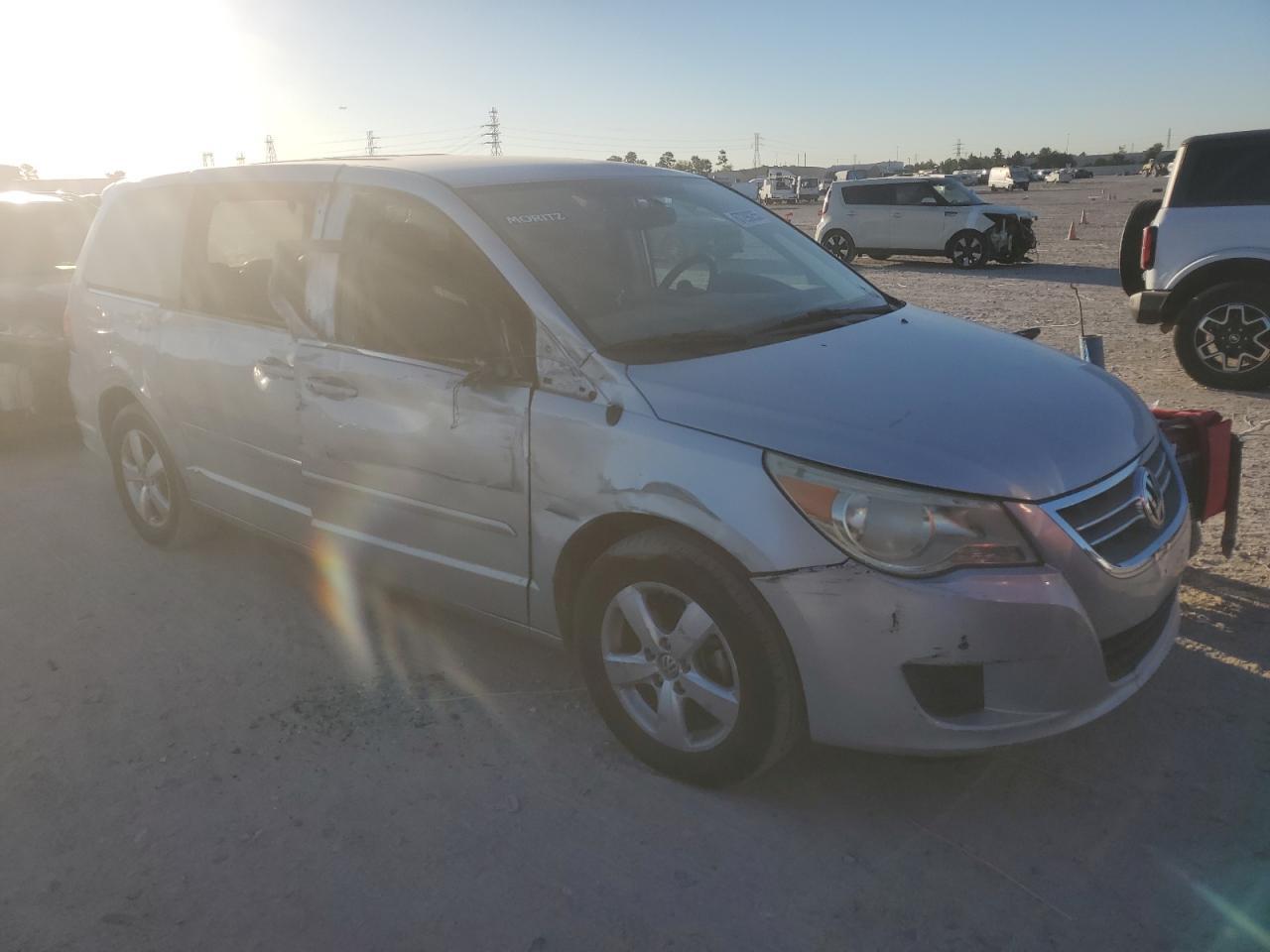 2010 Volkswagen Routan Se - Image 4