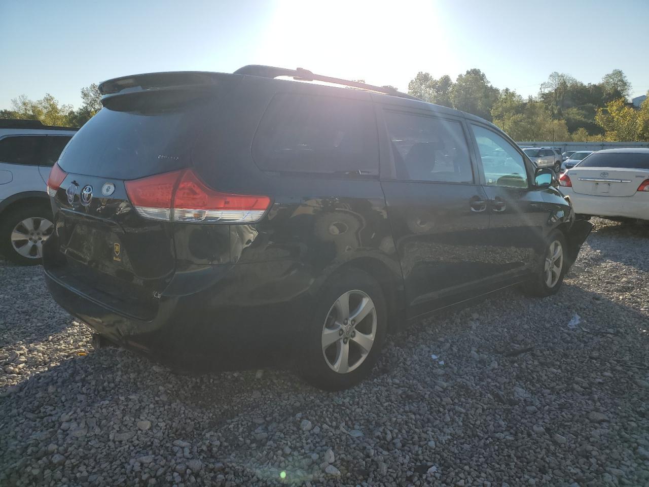 2011 Toyota Sienna Le - Фото 3