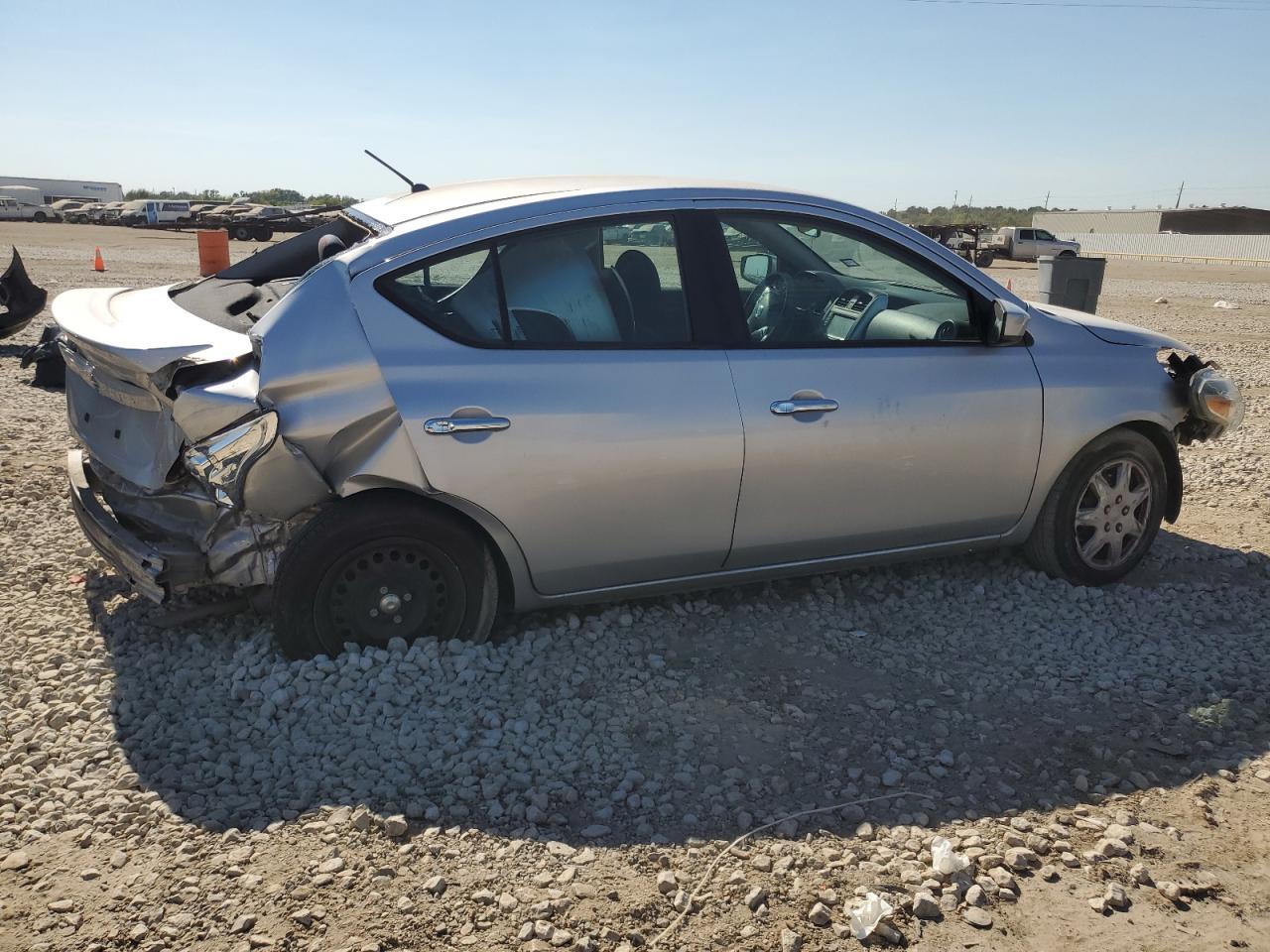 2019 Nissan Versa S - Фото 3