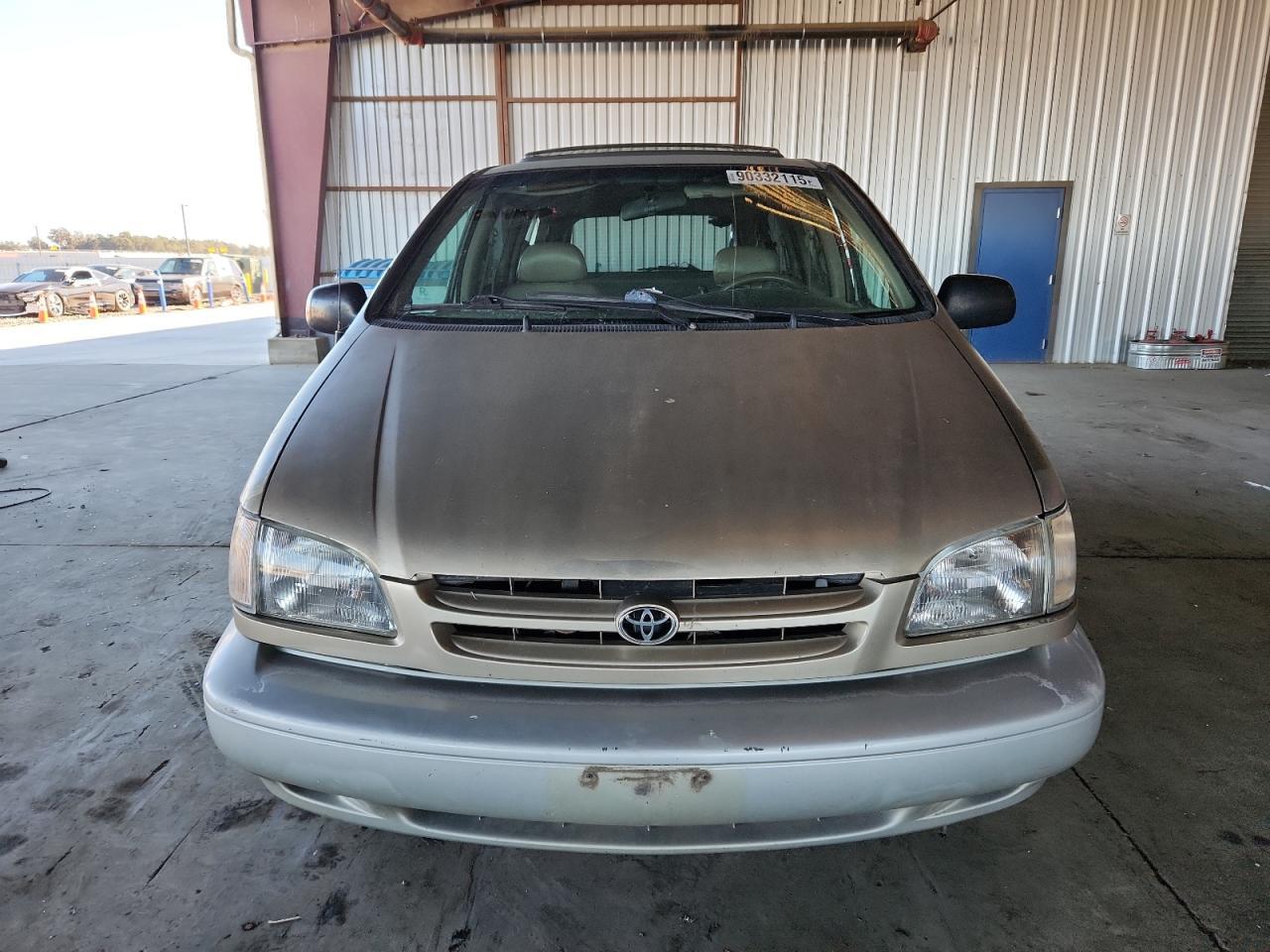 2000 Toyota Sienna Le - Image 5