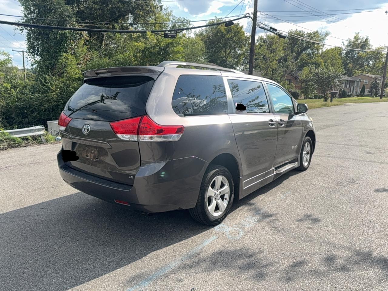 2013 Toyota Sienna Le - Фото 4