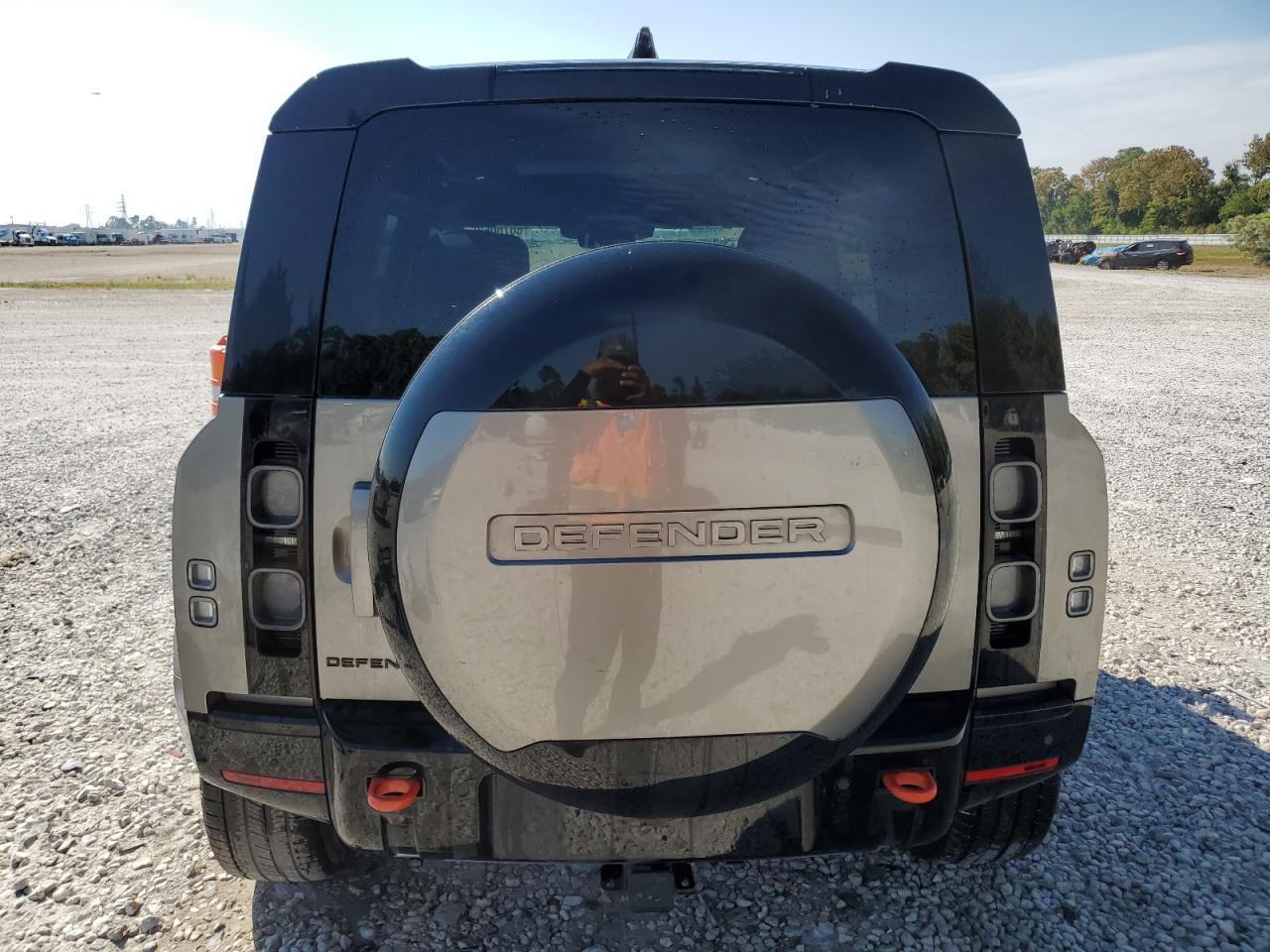 2025 Land Rover Defender 110 X - Image 6