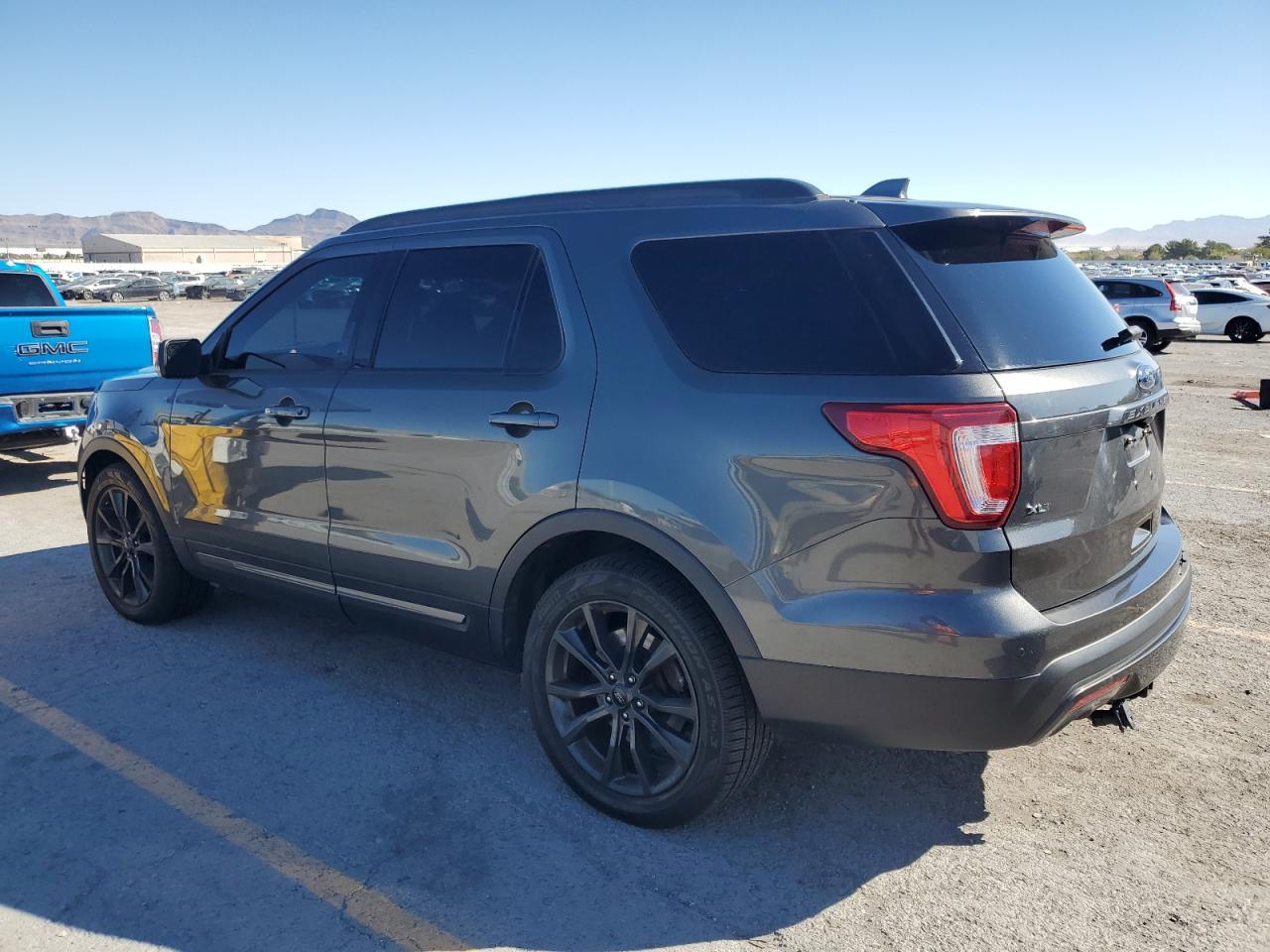 2017 Ford Explorer Xlt - Фото 2