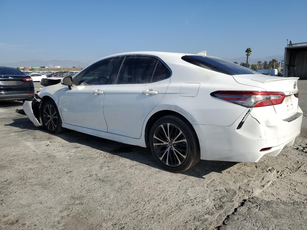 2019 Toyota Camry L - Фото 2