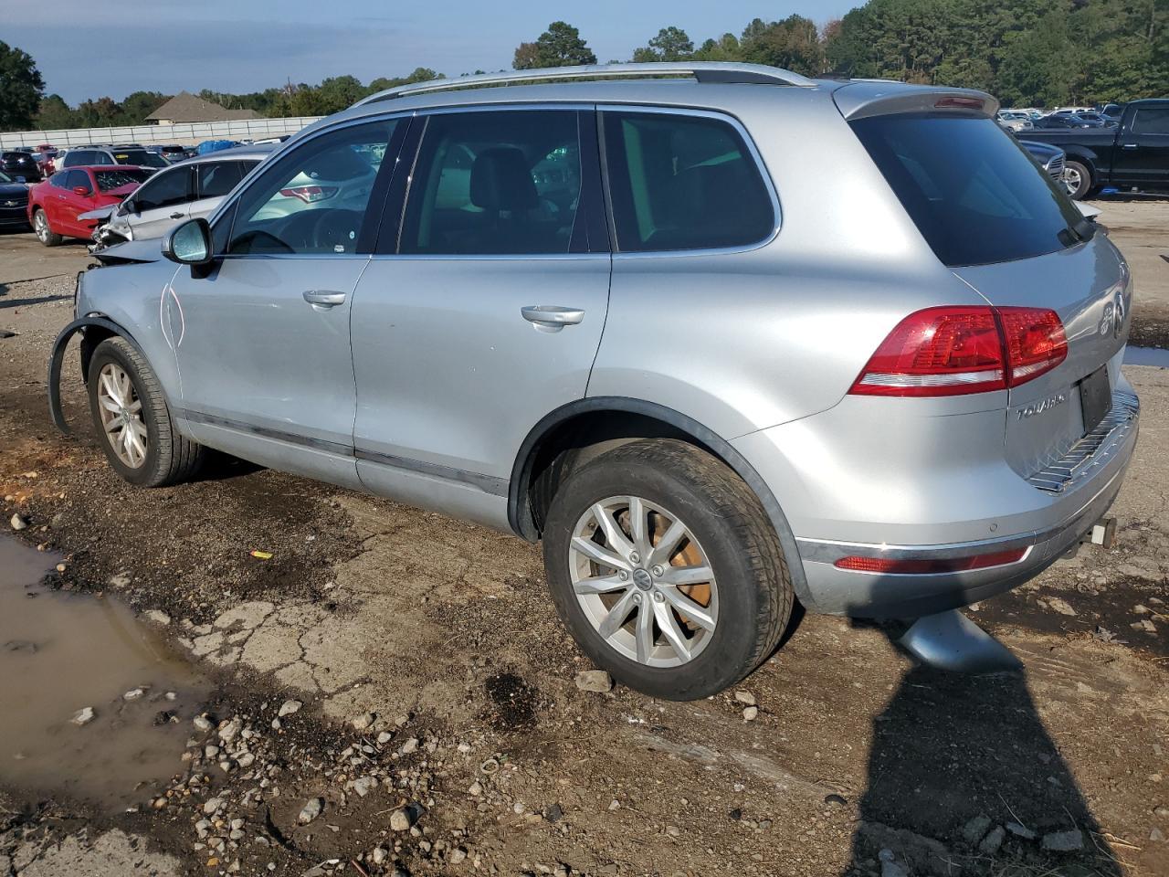 2016 Volkswagen Touareg Sport - Image 2