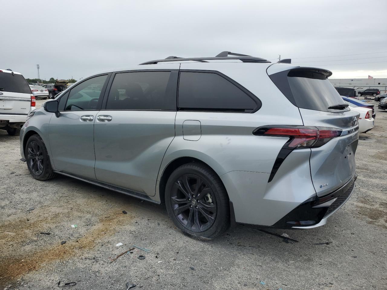 2025 Toyota Sienna Xse - Image 2
