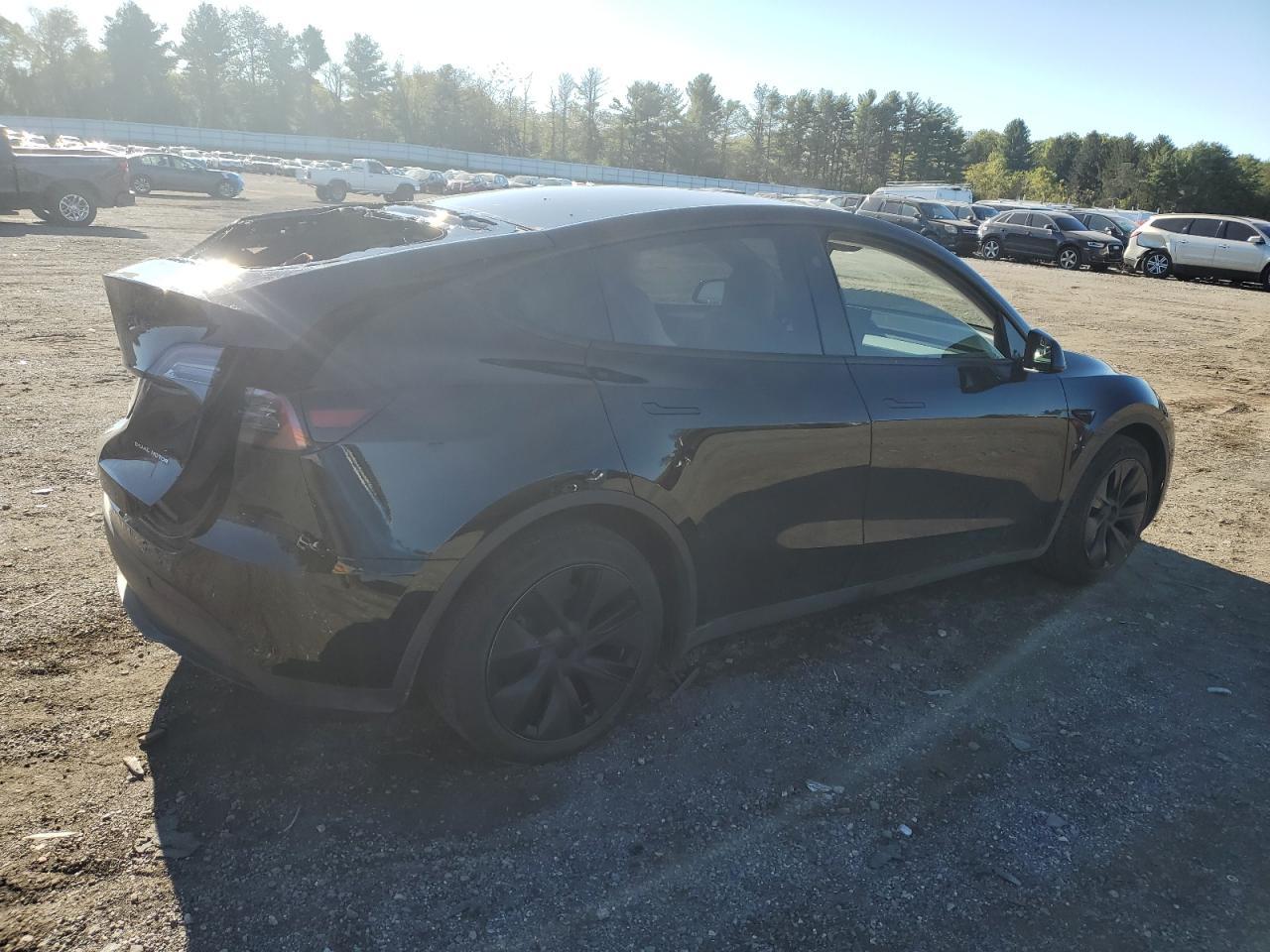 2024 Tesla Model Y - Фото 3