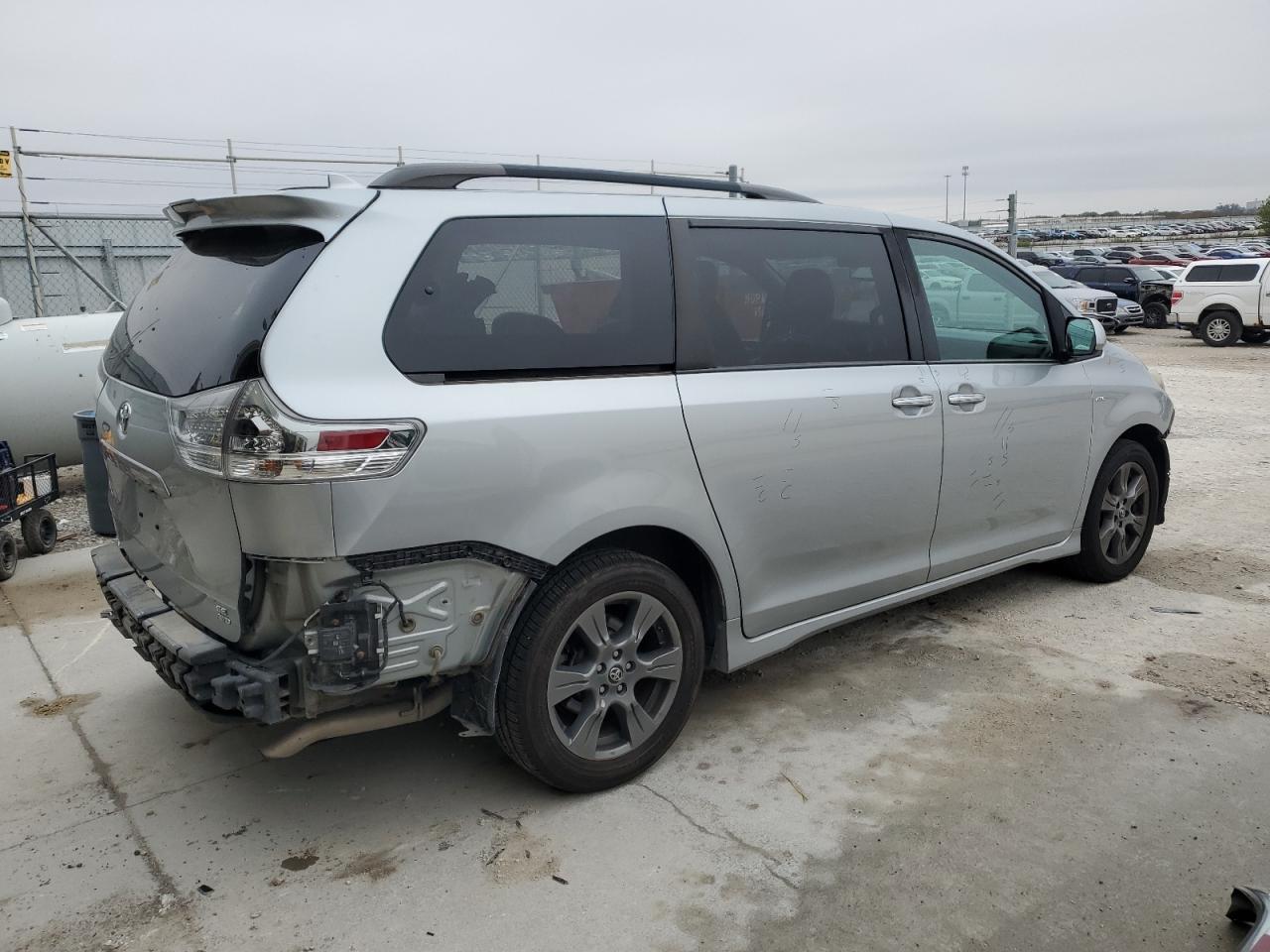 2019 Toyota Sienna Se - Image 3