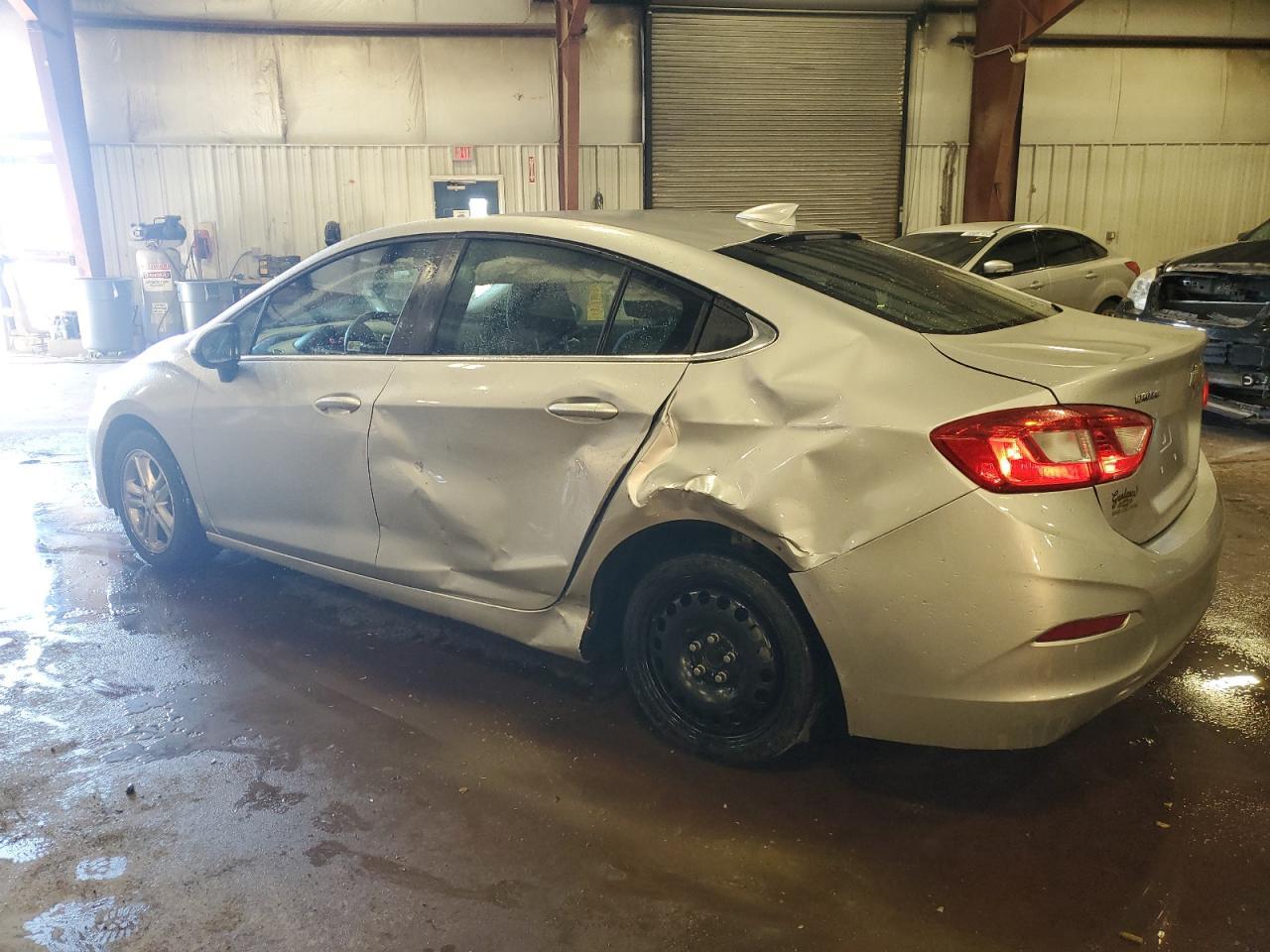 2017 Chevrolet Cruze Lt - Image 2