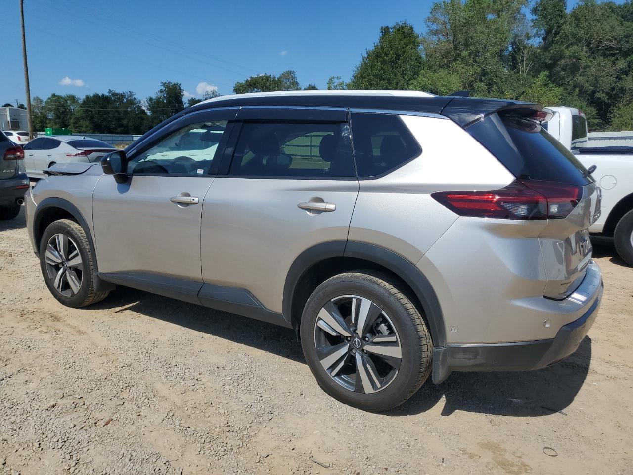 2025 Nissan Rogue Sl - Image 2