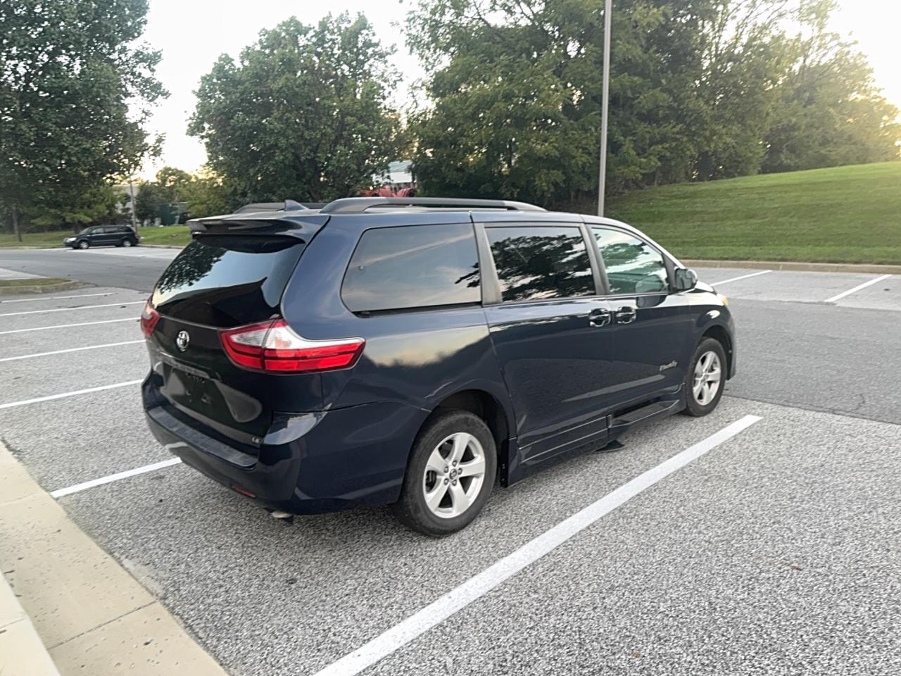 2018 Toyota Sienna Le - Фото 4