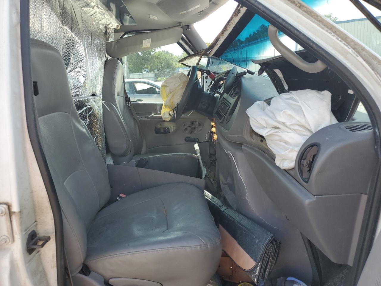 2001 Ford Econoline E250 Van - Фото 7