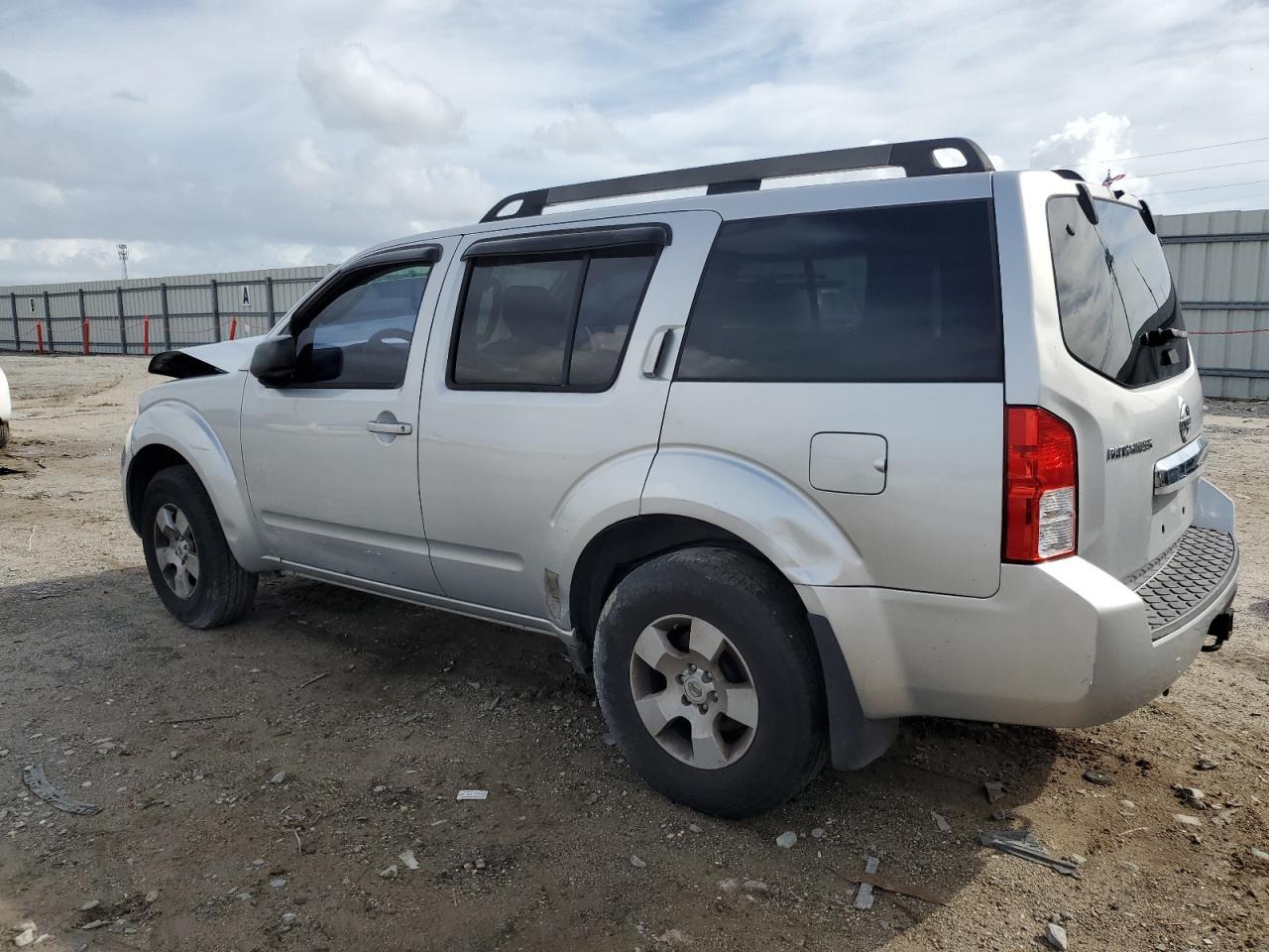 2011 Nissan Pathfinder S - Фото 2