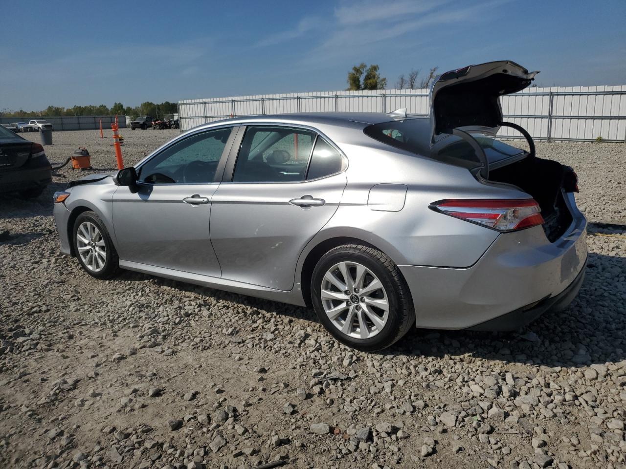 2019 Toyota Camry L - Фото 2