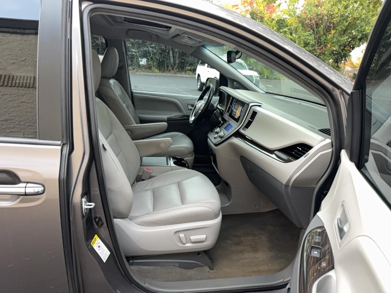 2016 Toyota Sienna Xle - Image 5