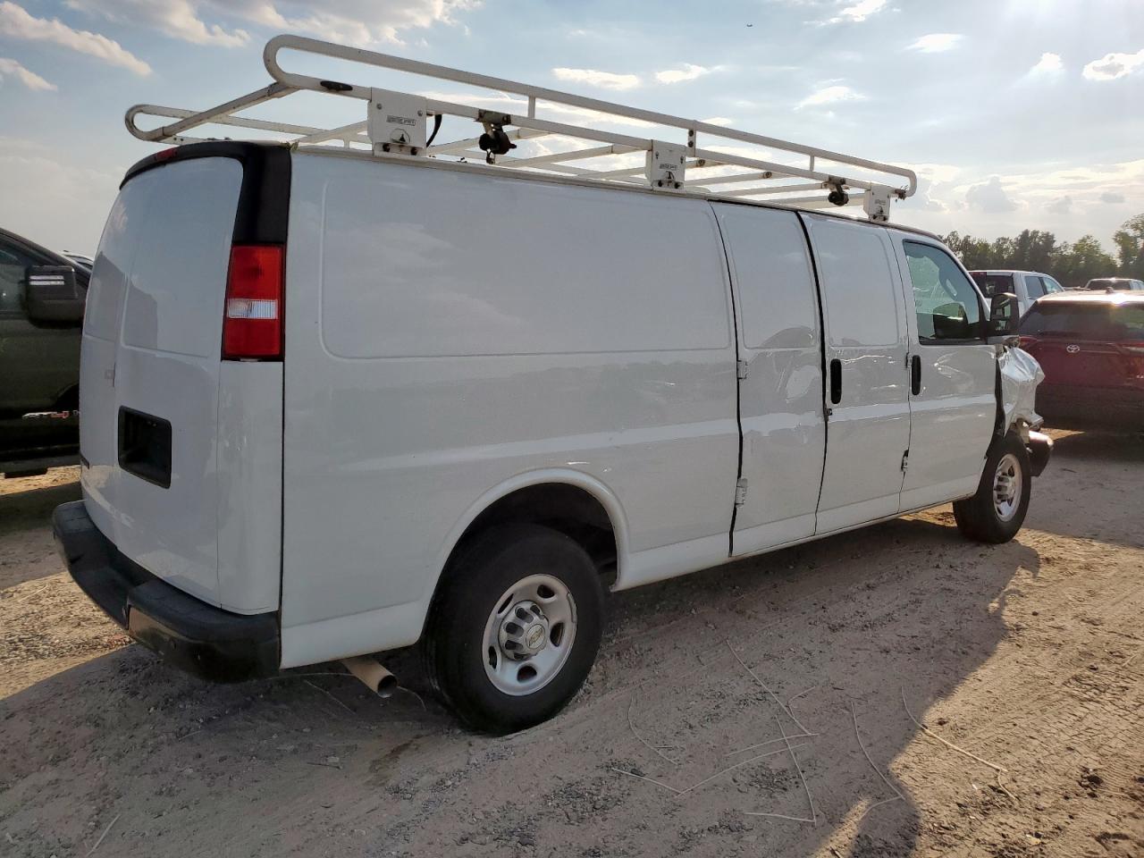 2023 Chevrolet Express G2500 - Фото 3
