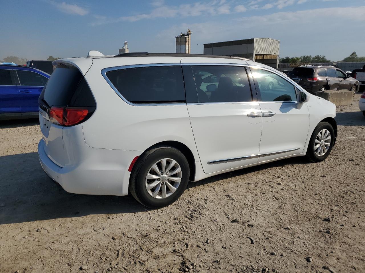 2017 Chrysler Pacifica Touring L - Image 3