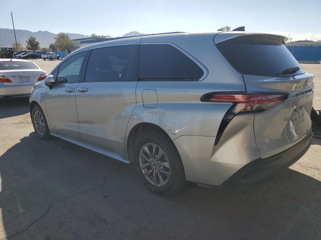 2021 Toyota Sienna Le - Image 2