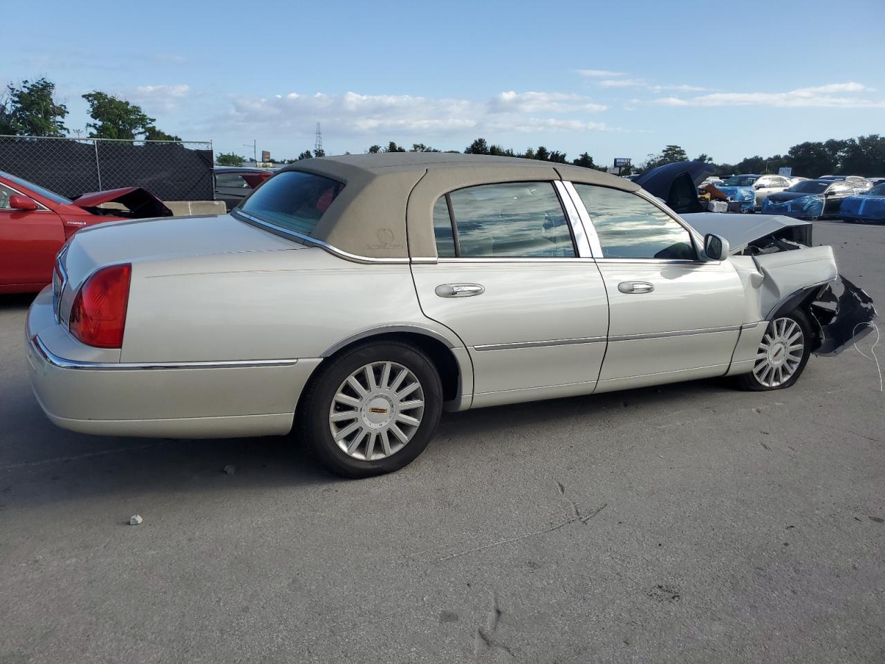 2005 Lincoln Town Car Signature - Image 3