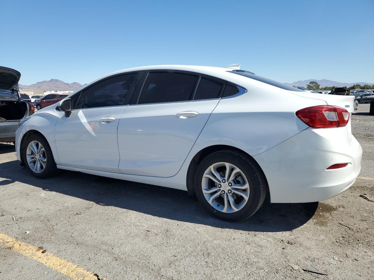 2019 Chevrolet Cruze Lt - Image 2