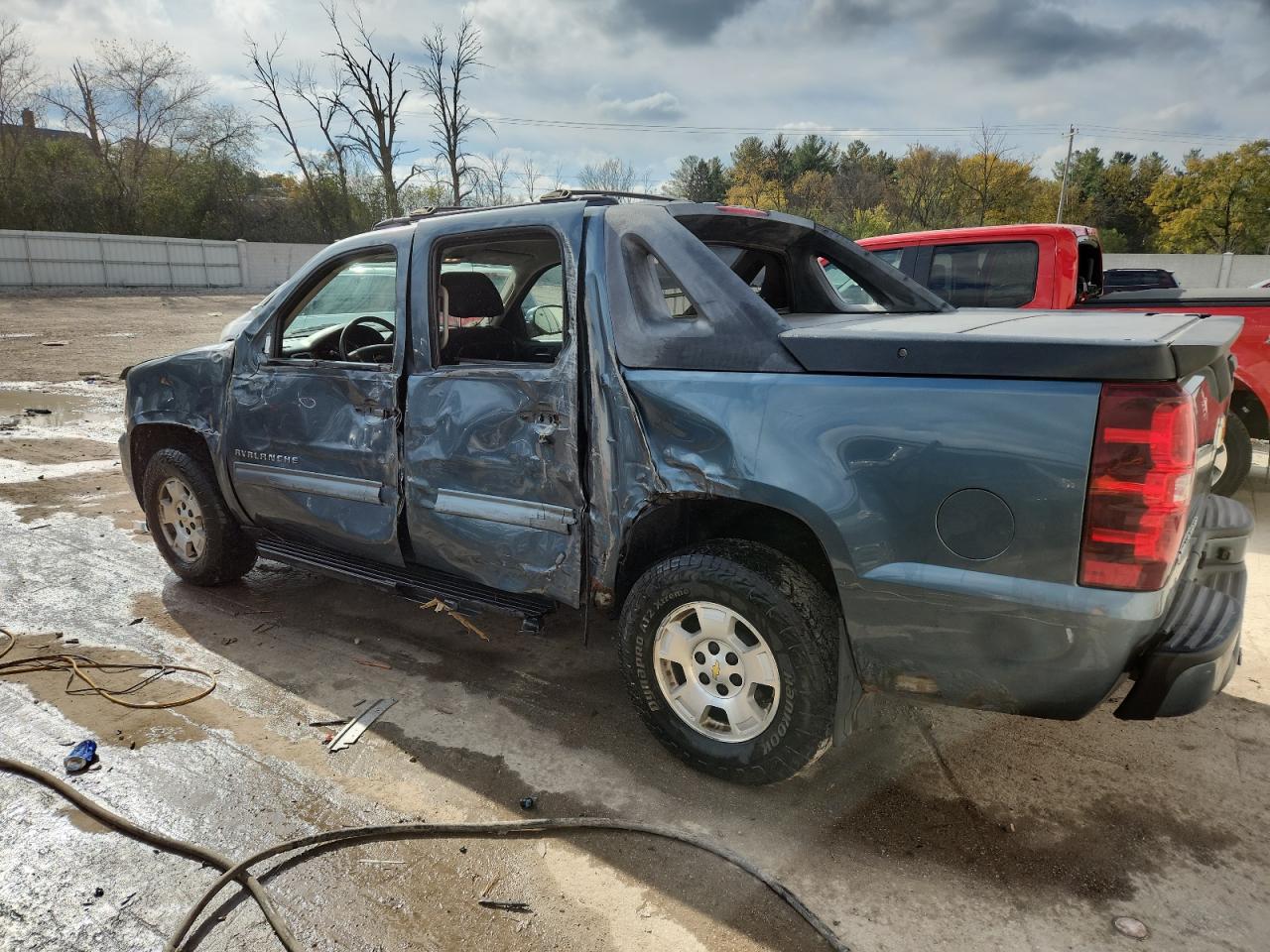 2012 Chevrolet Avalanche Ls - Image 2