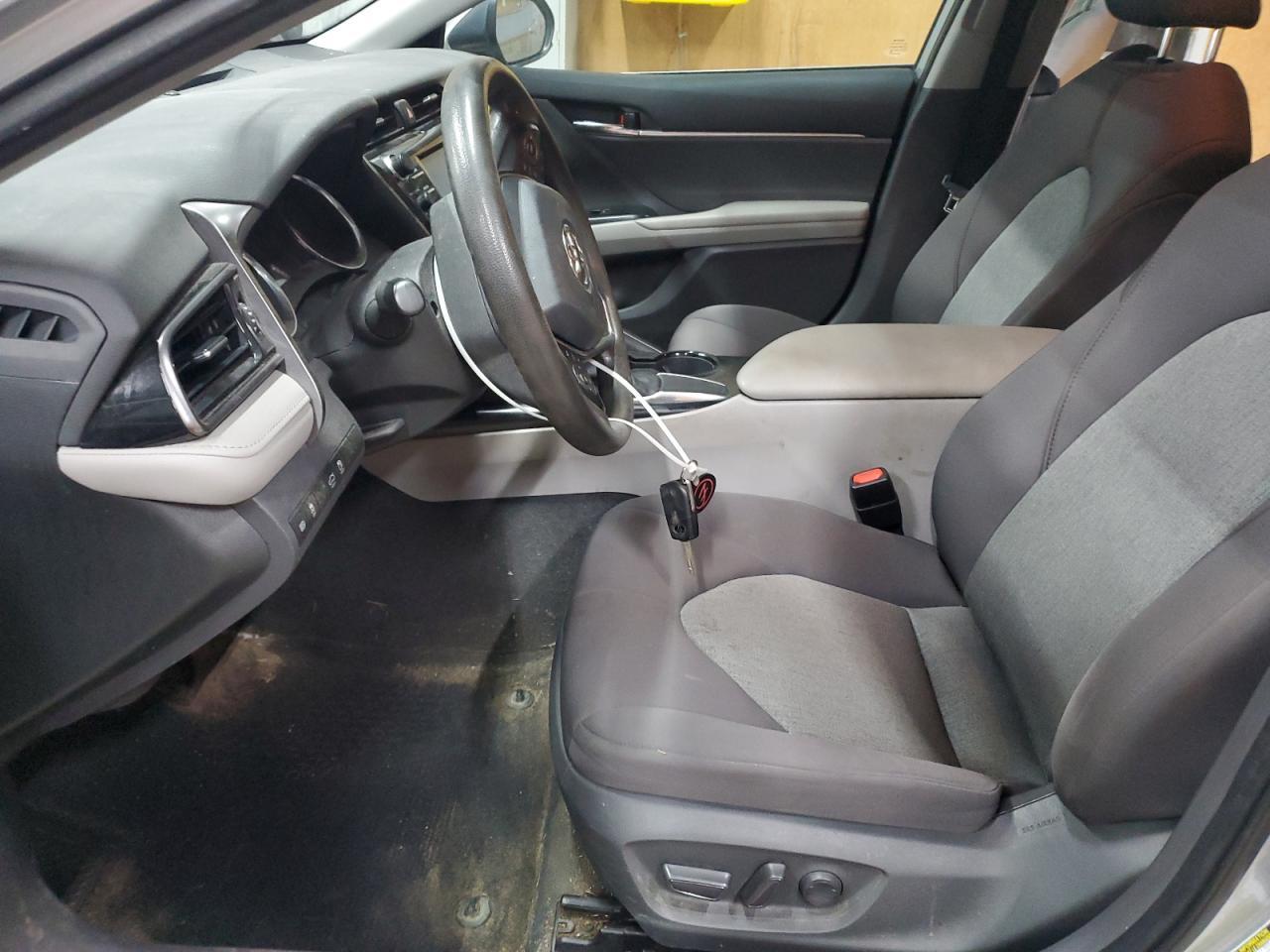 2020 Toyota Camry Le - Фото 7