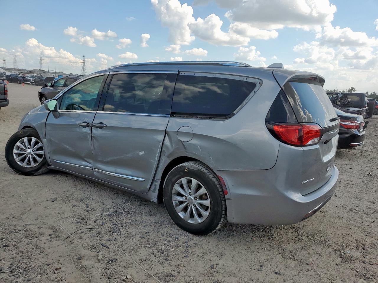 2019 Chrysler Pacifica Touring L - Фото 2