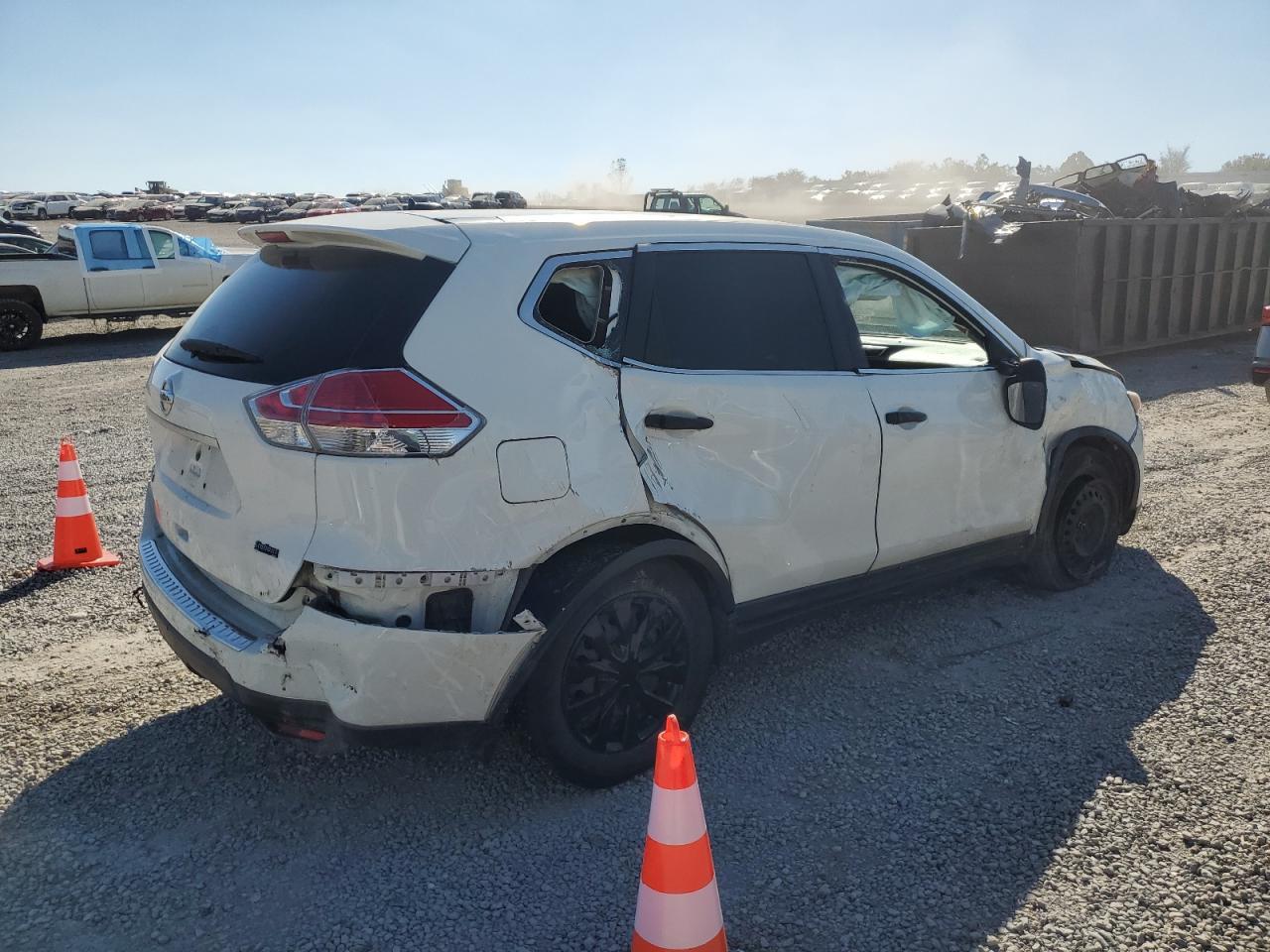 2016 Nissan Rogue S - Image 3