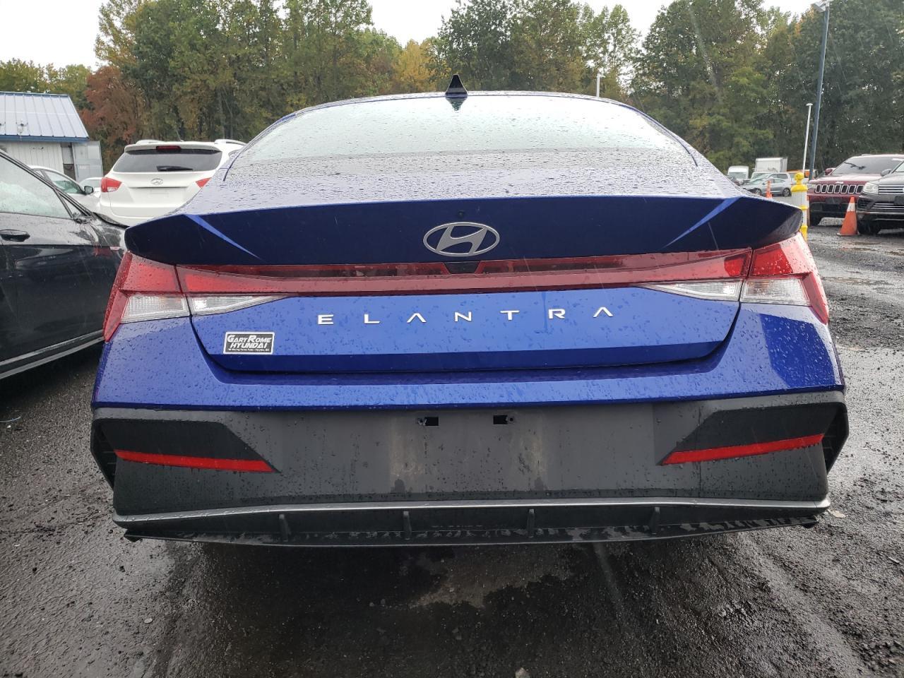 2025 Hyundai Elantra Se - Image 6