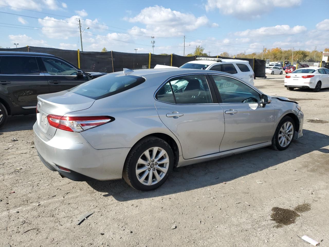 2020 Toyota Camry Le - Фото 3
